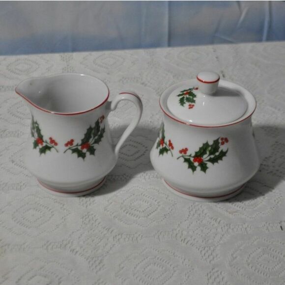 Lovely Matching Set of 4 Porcelain Christmas Items with Holly Motif - Picture 5 of 7
